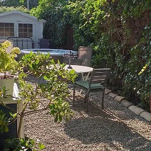 Affittacamere Le Petit Jardin ..., LʼIsle-sur-la-Sorgue